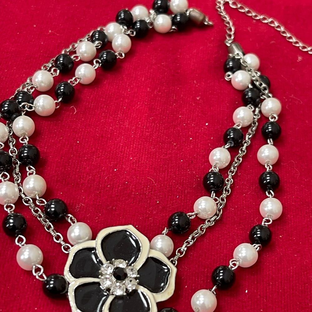 Elegant Black and White Floral Necklace